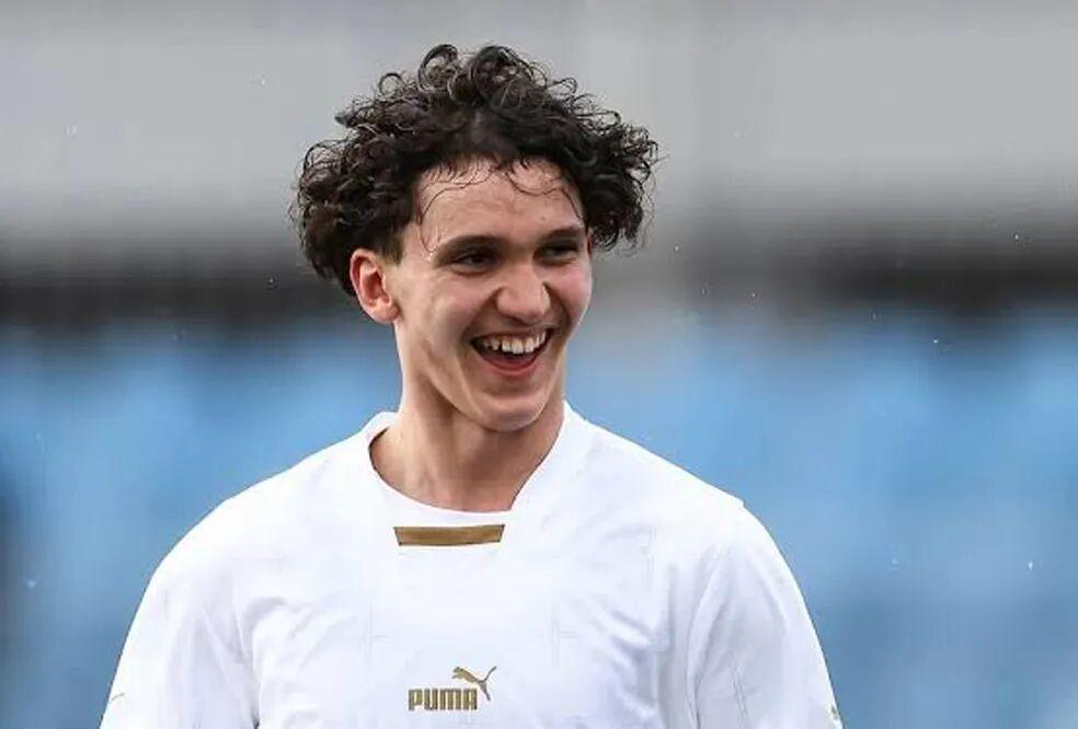 星空体育下载-曼联官宣压哨卖第四人,巨头叫停铁闸交易!没买人却化身出租狂魔